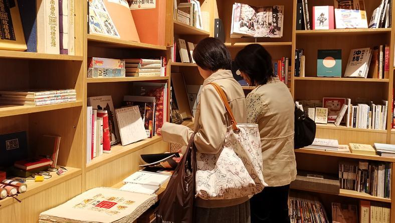 当职业“选书人”走进酒店大堂